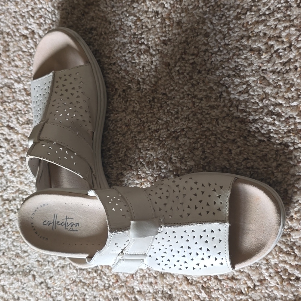 Clarks Women's Size 9.5 Cream Perforated Slip-On Adjustable Sandals - Picture 4 of 7